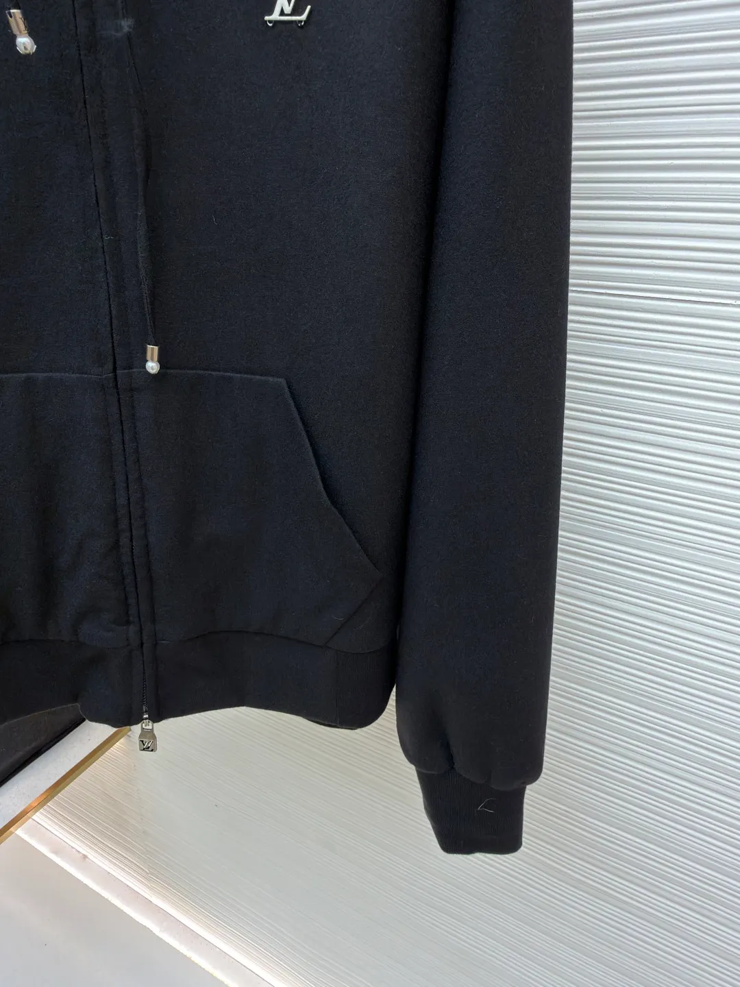 LOUISVUITTON Iron Label Wool Jacket ●Original version: Purchased and developed at 26100 ●Item number: 1681829-B80 ●Fabric: wool blended fabric ●Technology: Positioning cutting machine ●Color: black ●Version: fitted version ●Weight: about 1120 grams ●Size: 48-50-52-54 ●Description: Customized 80% wool, 14% spandex, 6% blended sheep wool fabric, full of texture and refined tailoring to reinterpret the dynamic silhouette. The elastic waist upgrades the drape texture, the side pockets are cleverly integrated into the stitching, and the facial pleats are infused with elegance. The left leg is decorated with the brand's metal logo to once again confirm the brand's identity. The overall wiring is straight and delicate, the fabric is comfortable and soft, and the color is consistent without color difference. It can be matched with the same style to create a fashionable look and control various occasions. Customized accessories, complete with three standards, same style for men and women!